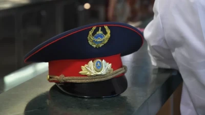 Шымкентте өз анасына қол көтерген полицей қызметінен қуылды