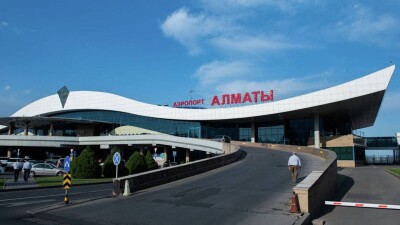 "Паспорттық бақылау жүйесі істемей қалған". Алматы әуежайында ұзын-сонар кезек пайда болды