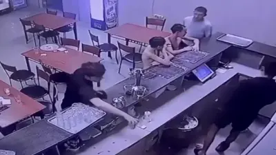 Сэндвич үшін жанжал: Алматы облысында қоғамдық моншада ер адам 13 жастағы балаға қол көтерді