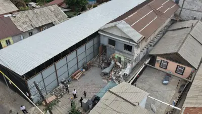 Алматыда заңсыз салынған монша кешені сот шешімімен бұзылып жатыр