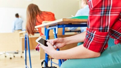 Франция мектептерінде ұялы телефон қолдануға тыйым салынбақ