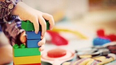 Павлодар облысында кішкентай бүлдіршінді ұрған тәрбиешінің көмекшісі жұмыстан шеттетілді