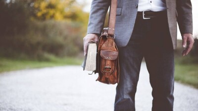 "Сен мендік, мен сендік боламын". Астанада мектеп мұғалімі оқушыларына қырындаған