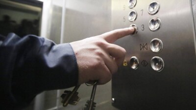 Алматыда 10 жасар баланы лифтіде ұрған ер адам ұсталды