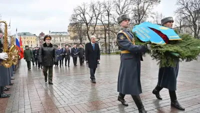 Тоқаев "Белгісіз жауынгер бейіті" ескерткіш мемориалына гүл шоғын қойды
