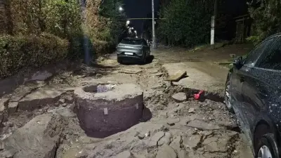 Алматыда жауыннан кейін жол опырылды: 13 көлік зақымданды