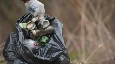 "Қоқыс жинап, кофе ал". Алматыда туристерге арналған ерекше экожоба іске қосылды