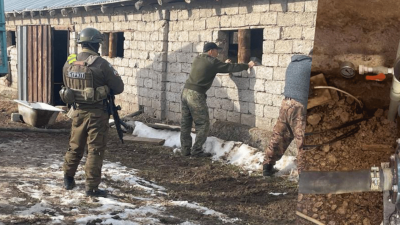 Қылмыстық топ өзбек-қазақ шекарасында туннель арқылы заңсыз мұнай тасымалдаған