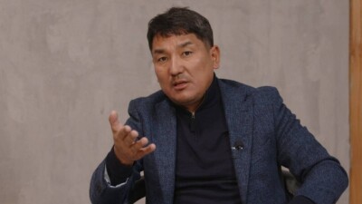 Қоғам белсендісі Алмасбек Садырбай 1,2 млрд теңге ұрлады деген күдікпен қамалды