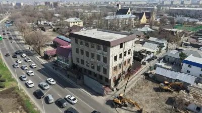 Алматыда заңсыз салынған 4 қабатты ғимарат бұзылып жатыр