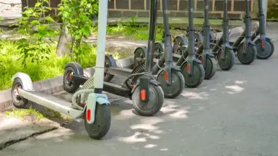 Көзіне үшкір зат сұғып, қашып кеткен: Алматыда самокат мінген ер адам жаяу жүргіншіге шабуыл жасады