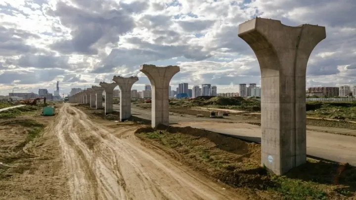 Астанада LRT эстакадасында асылып қалған ер адамның мәйіті табылды