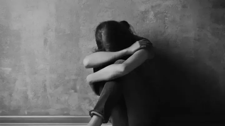 Ақтауда оқушы қызды бір топ жасөспірім тепкінің астына алған