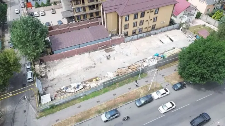 Алматыда көлік жуу және сервис орталығы бұзылды