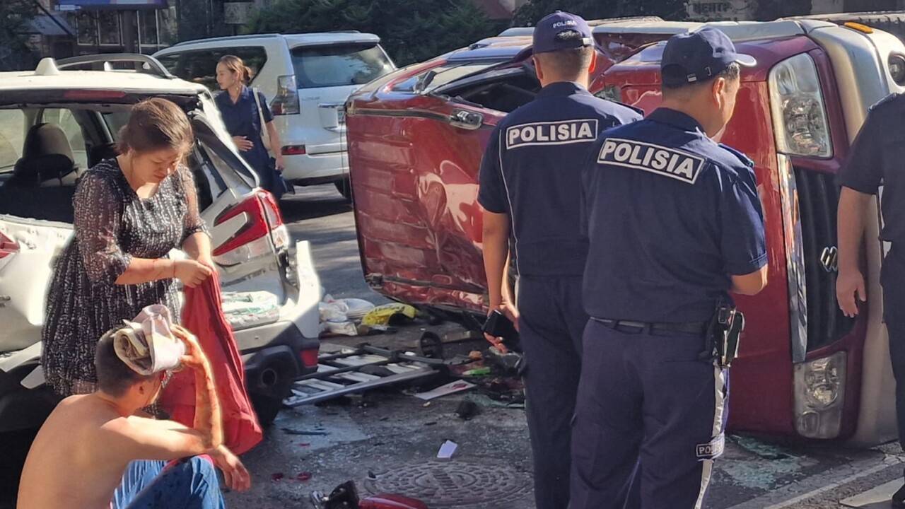 Алматыда полиция автобусы жол апатына ұшырады: зардап шеккендер бар