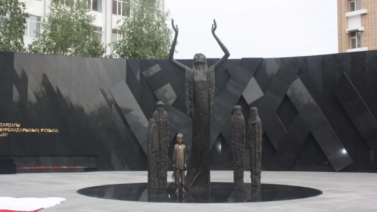 200 мың теңге: Астанада ескерткішті бүлдірген әйел айыппұл арқалады