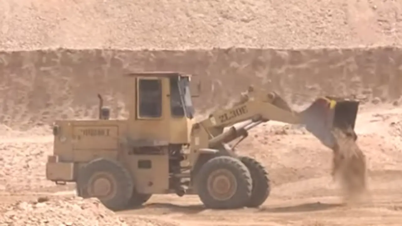 "Қоқыс алаңына айналды". Астанада жүздеген тұрғыны бар көп қабатты үй апат алдында тұр