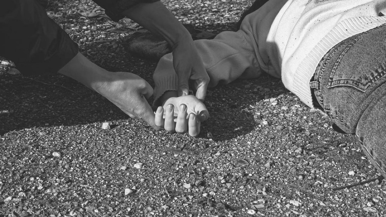 Ұйықтап жатқан әйелді порнографиялық бейнелер көріп жатыр Жылқы сиқырды жалайды