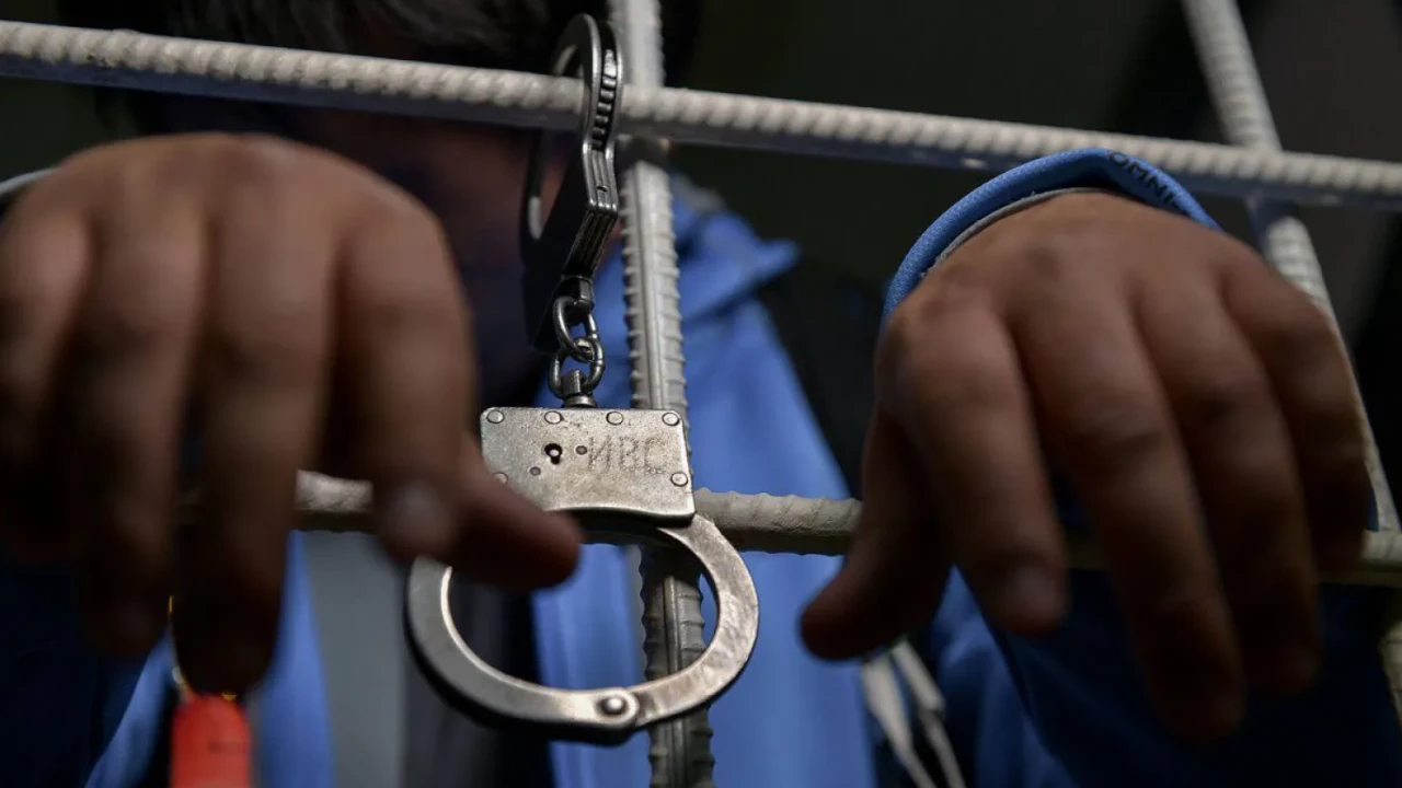 "Сатушыларды ұрып-соққан". Өскеменде екі дүкенді тонап кеткен күдікті ұсталды