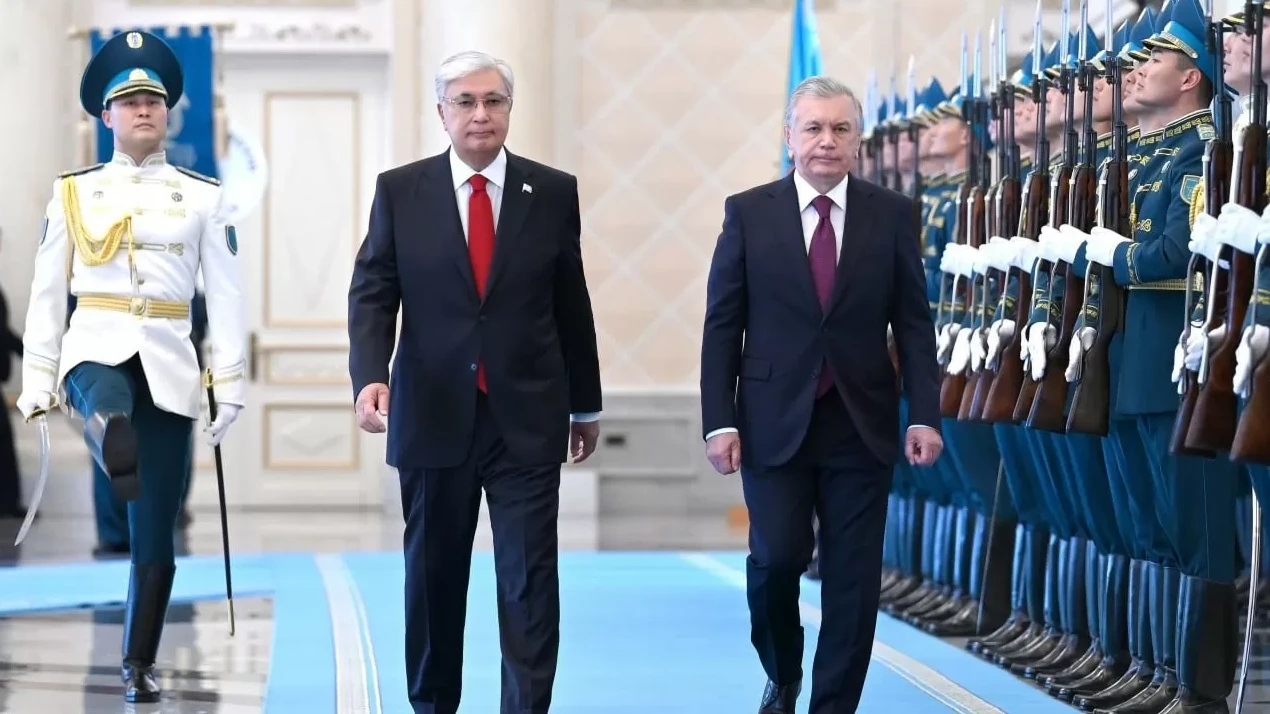 Қасым-Жомарт Тоқаев Шавкат Мирзиёевті Ақордада қарсы алды