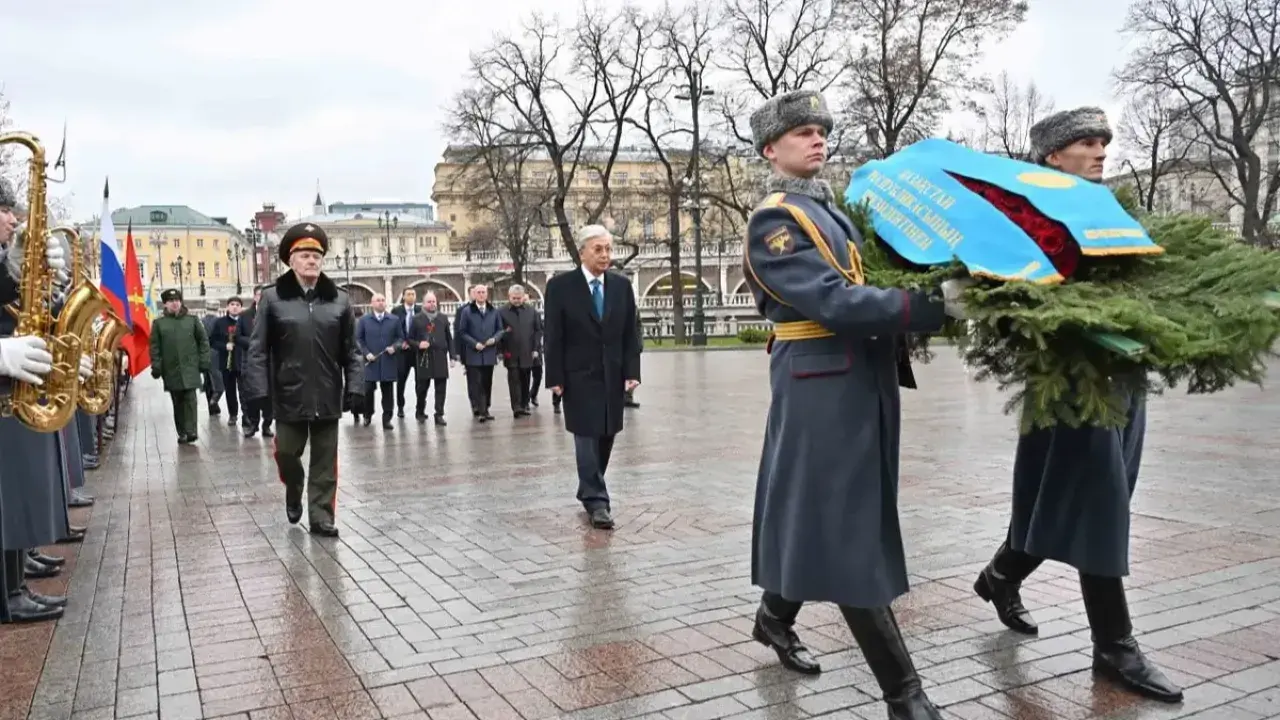 Тоқаев "Белгісіз жауынгер бейіті" ескерткіш мемориалына гүл шоғын қойды