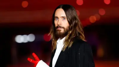 "Загорится и твоя звезда". Как телохранитель Джареда Лето из Алматы стал вирусным героем