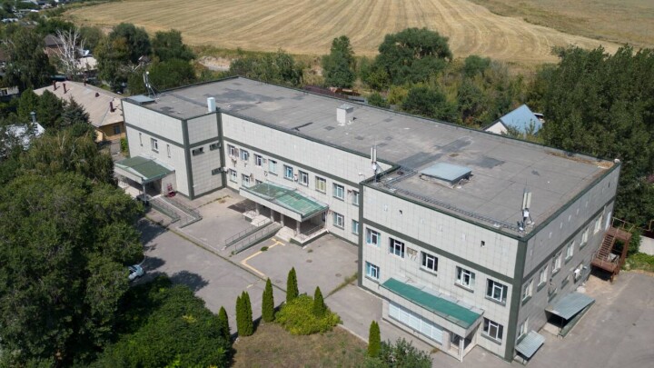 "Скорая едет три часа". Горожане просят быстрее отремонтировать больницу на окраине Алматы, но тщетно