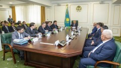 Бейбит Исабаев вручил госнаграды от имени президента лучшим работникам агропромышленного сектора области Жетысу