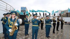 В Актау прошла церемония поднятия государственного флага ко Дню Республики