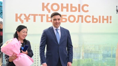 Новые квартиры вместо аварийных домов: в Шымкенте вручили ключи новосёлам