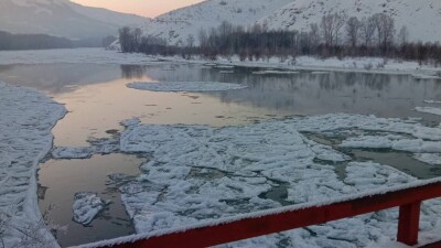 Уровень воды поднялся в реке Бухтарме из-за затора льда