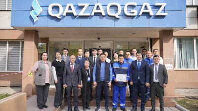 Аким Шымкента наградил слесаря, спасшего семью от гибели