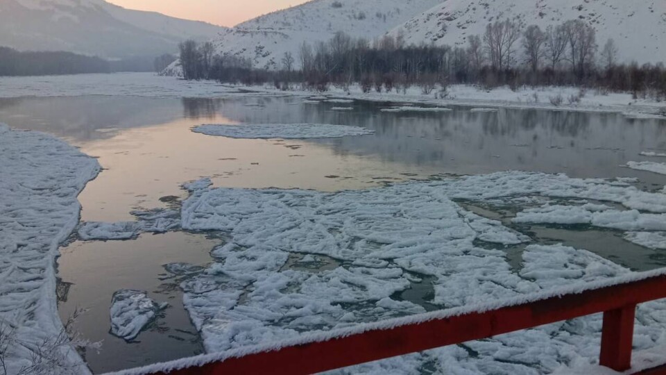 Уровень воды поднялся в реке Бухтарме из-за затора льда