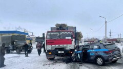 Патрульный автомобиль попал под КамАЗ в Семее