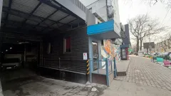 Незаконную пристройку с летней площадкой сносят в Алматы