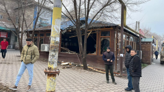 В Алматы сносят незаконно построенное кафе в микрорайоне Айнабулак