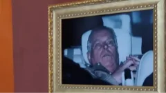 Группа активистов повесила в Лувре фотографию экс-принца Эндрю, сделанную после его задержания