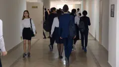 Кудри и выбритый висок: в казахстанских школах объяснили спорные требования к причёскам учеников