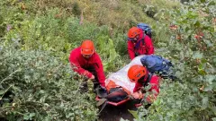Спасатели эвакуировали пострадавшего от камнепада туриста в горах Алматинской области