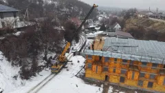 Трёхэтажное здание сносят в предгорье Алматы по решению суда