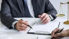 Судисполнителя из Алматы, дважды незаконно снявшего арест со счёта должника, лишили лицензии