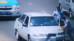 В Шымкенте полицейский оказался на капоте авто, пытаясь остановить водителя