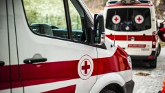 В Алматы машина скорой помощи попала в арык после столкновения с внедорожником