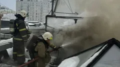 Тушение пожара на крыше административного здания в Алматы показали на видео