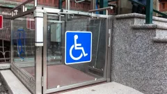 Ситуацию с платными и неработающими подъёмниками для инвалидов прокомментировали в акимате Алматы