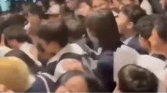 Пришли забирать телефоны: видео с давкой среди учащихся прокомментировали в НИШ Астаны