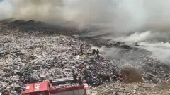 90 пожарных тушат мусорный полигон по шоссе Алаш в Астане