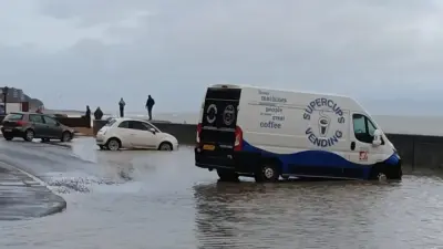 Шторм обрушился на Великобританию: школы закрыты, десятки тысяч домов остались без электричества