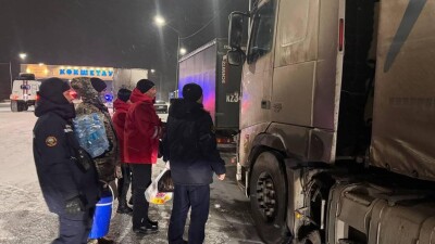 Метели в Казахстане: роженицу и больного ребёнка пришлось везти до больницы на вездеходе