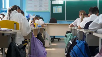 Школьники могут не сдавать телефоны учителю на уроках при одном условии